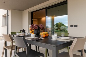 Outdoor dining - Villa Aqua_Lydia Suite Apartment_Lake View & Pool (San Felice del Benaco)