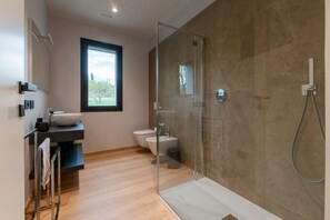 Een douche, een bidet, handdoeken
