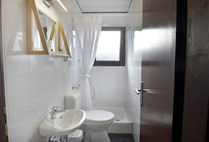Douche, sèche-cheveux, serviettes fournies
