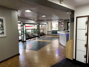 Lobby - 2 bedroom Waikiki condo/FREE parking /4beds (Honolulu)