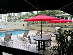 Outdoor dining - 2 bedroom Waikiki condo/FREE parking /4beds (Honolulu)