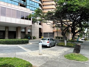 Property grounds - 2 bedroom Waikiki condo/FREE parking /4beds (Honolulu)