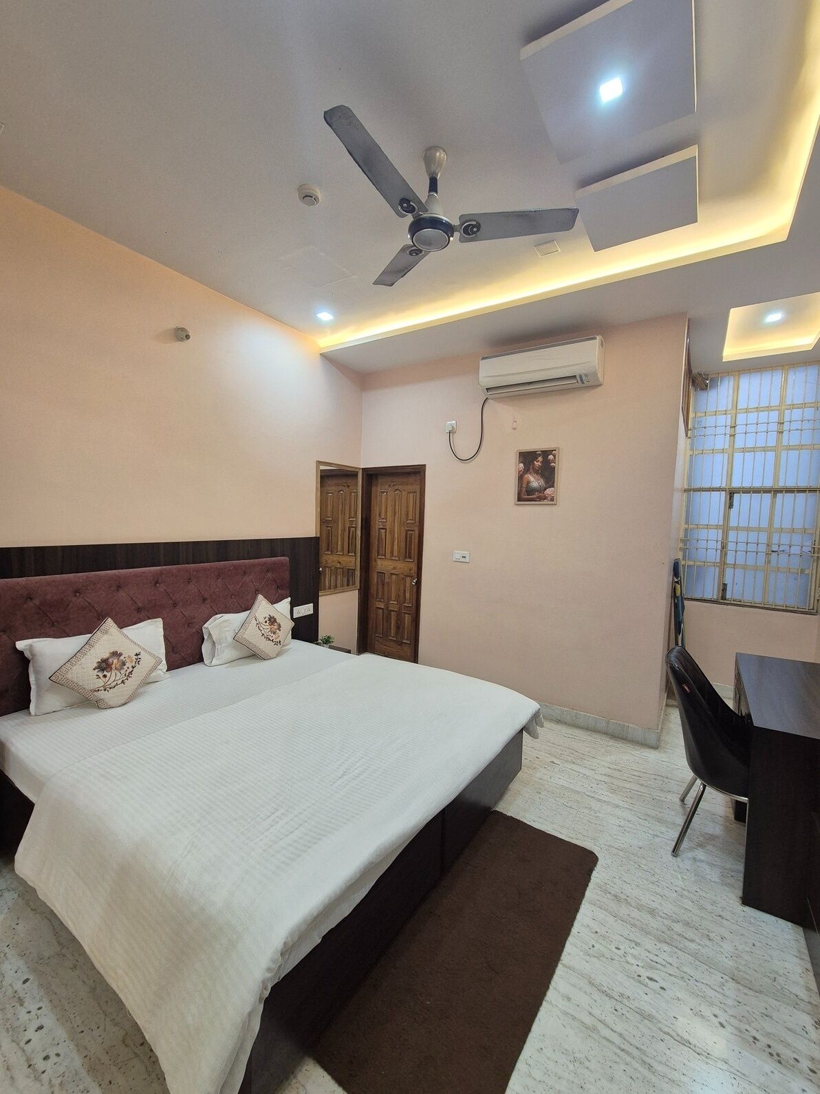 Tabla de planchar con plancha, wifi gratis, ropa de cama