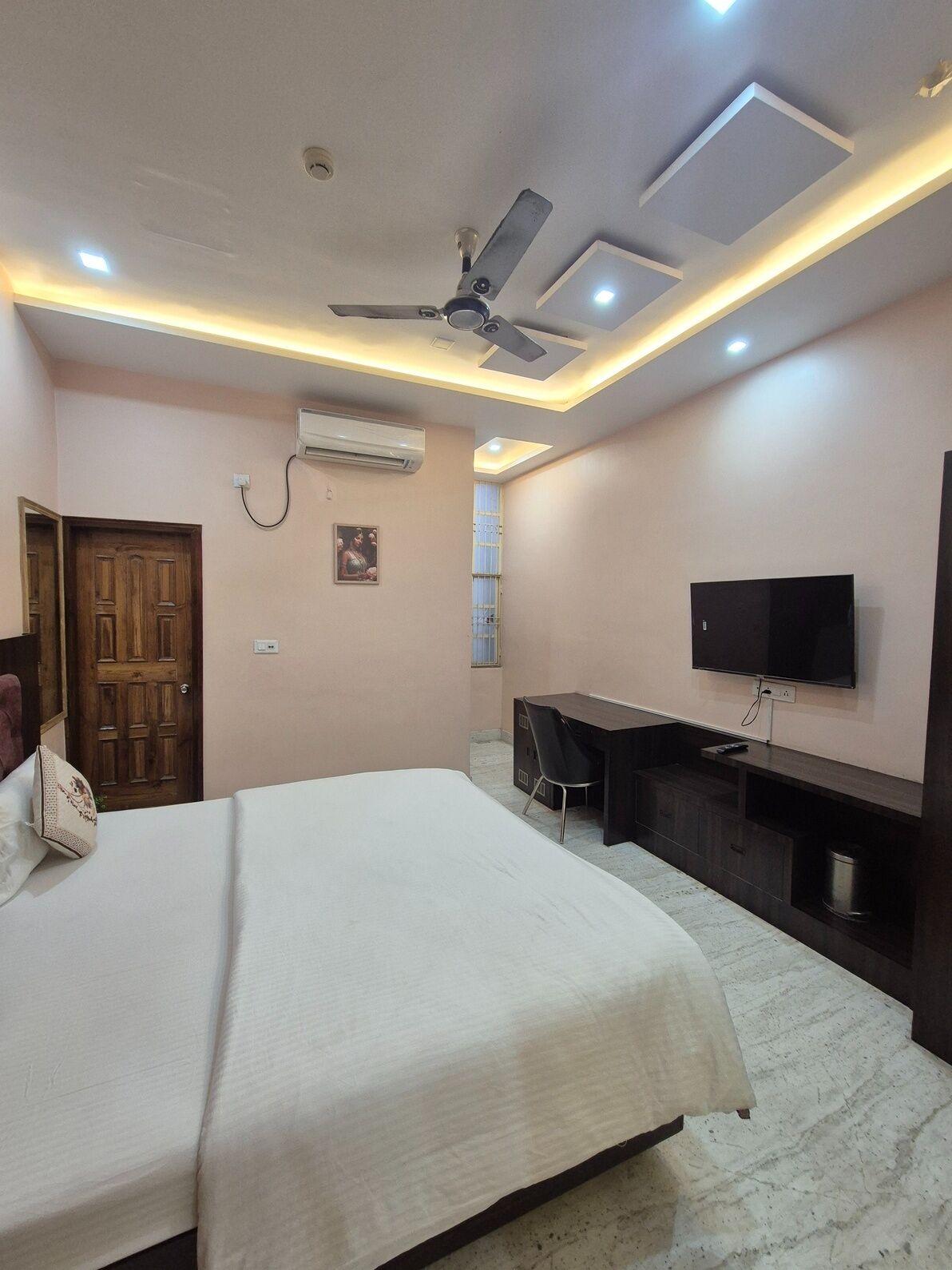 Tabla de planchar con plancha, wifi gratis, ropa de cama