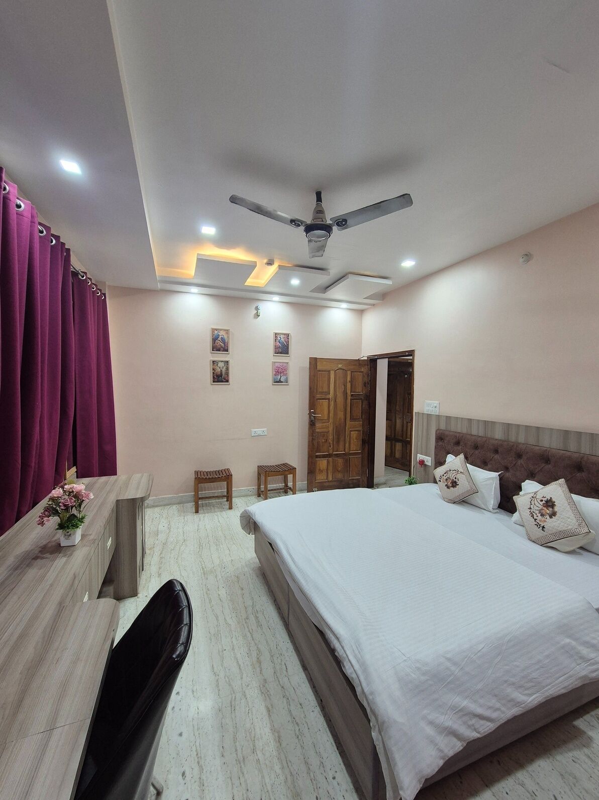 Tabla de planchar con plancha, wifi gratis, ropa de cama