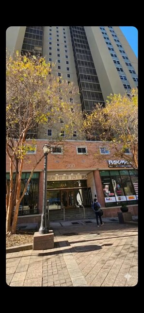 Exterior - 20th FL Skyline Condo Walk to Stadiums Sleeps 6
concerts,conventions & World Cup (Atlanta)