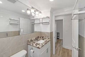Shower, hair dryer, towels, soap - 20th FL Skyline Condo Walk to Stadiums Sleeps 6
concerts,conventions & World Cup (Atlanta)
