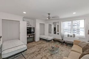 Iron/ironing board, WiFi, bed sheets - 20th FL Skyline Condo Walk to Stadiums Sleeps 6
concerts,conventions & World Cup (Atlanta)