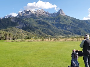A golf course with a mountainous backdrop. - Studio 4/5 persons Le Chambeyron Pra Loup (Uvernet-Fours)