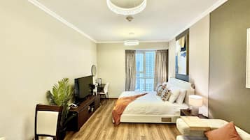 Estúdio design, vista para a cidade | Cofres nos quartos, individualmente decorados