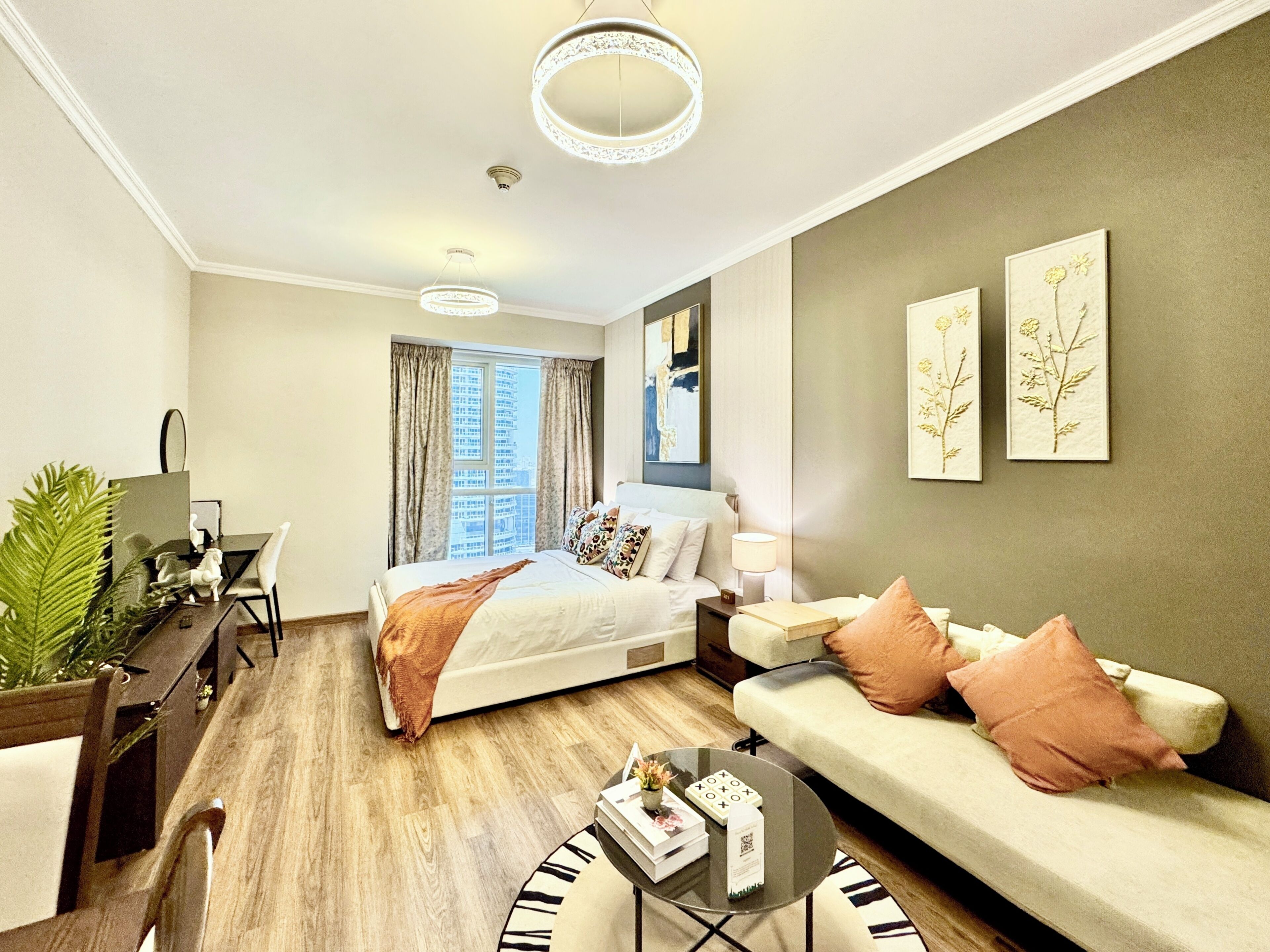 Estúdio design, vista para a cidade | Cofres nos quartos, individualmente decorados