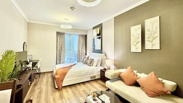 Estúdio design, vista para a cidade | Cofres nos quartos, individualmente decorados