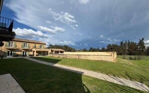 Exterior - Traveling in the 21st century is all about comfort (Mouriès)