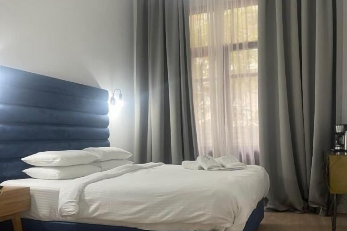 In-room safe, soundproofing, iron/ironing board, free WiFi