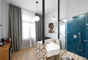 Junior Studio Suite, Balcony, City View | Bilik Mandi | Selipar 