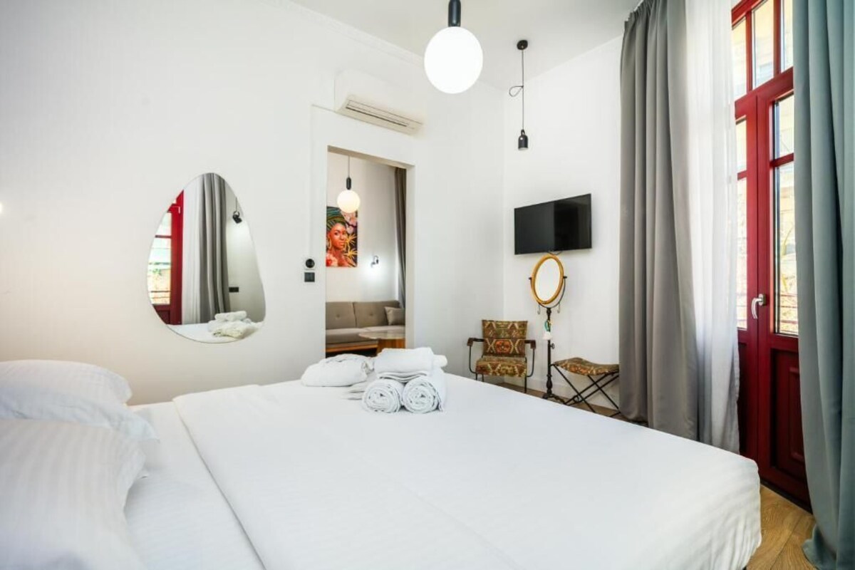 In-room safe, soundproofing, iron/ironing board, free WiFi
