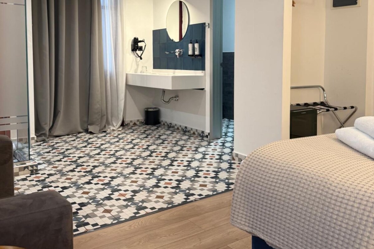 In-room safe, soundproofing, iron/ironing board, free WiFi