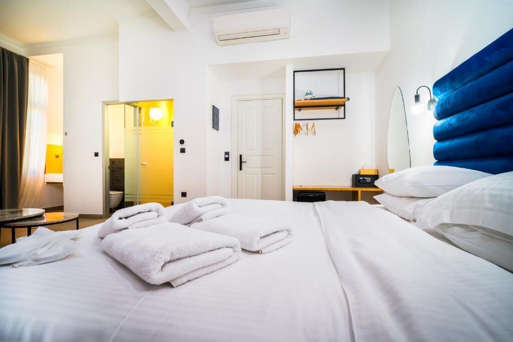 In-room safe, soundproofing, iron/ironing board, free WiFi