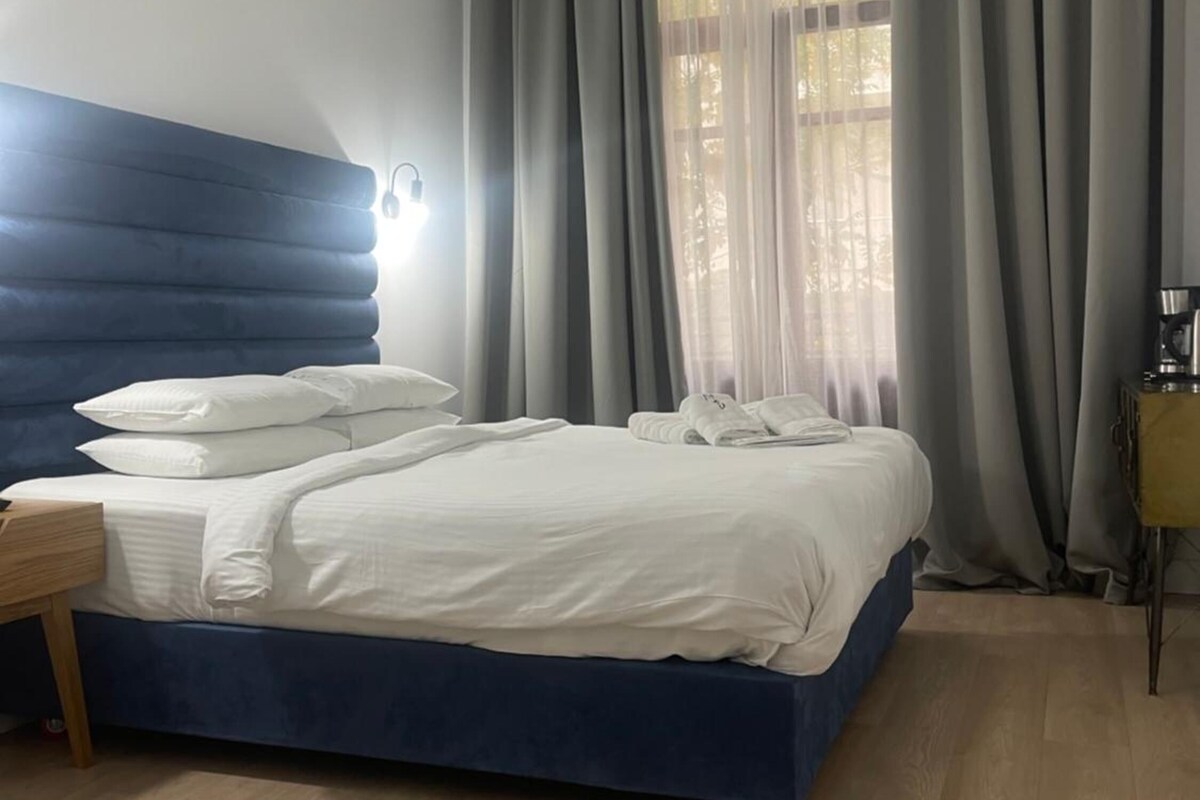 In-room safe, soundproofing, iron/ironing board, free WiFi
