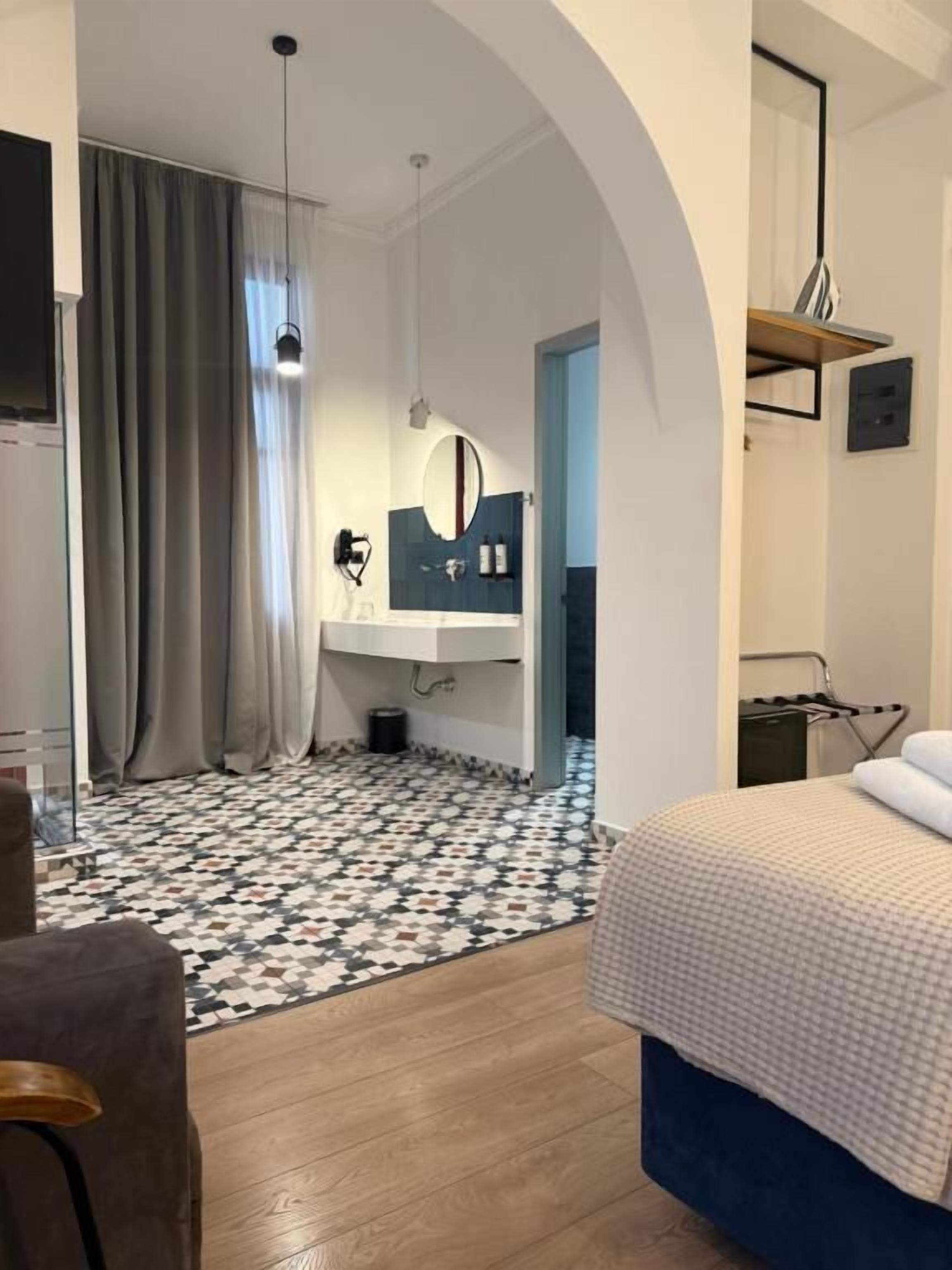 Deluxe Double Room, Balcony, Courtyard View | Peti besi dalam bilik, kalis bunyi, seterika/papan seterika 