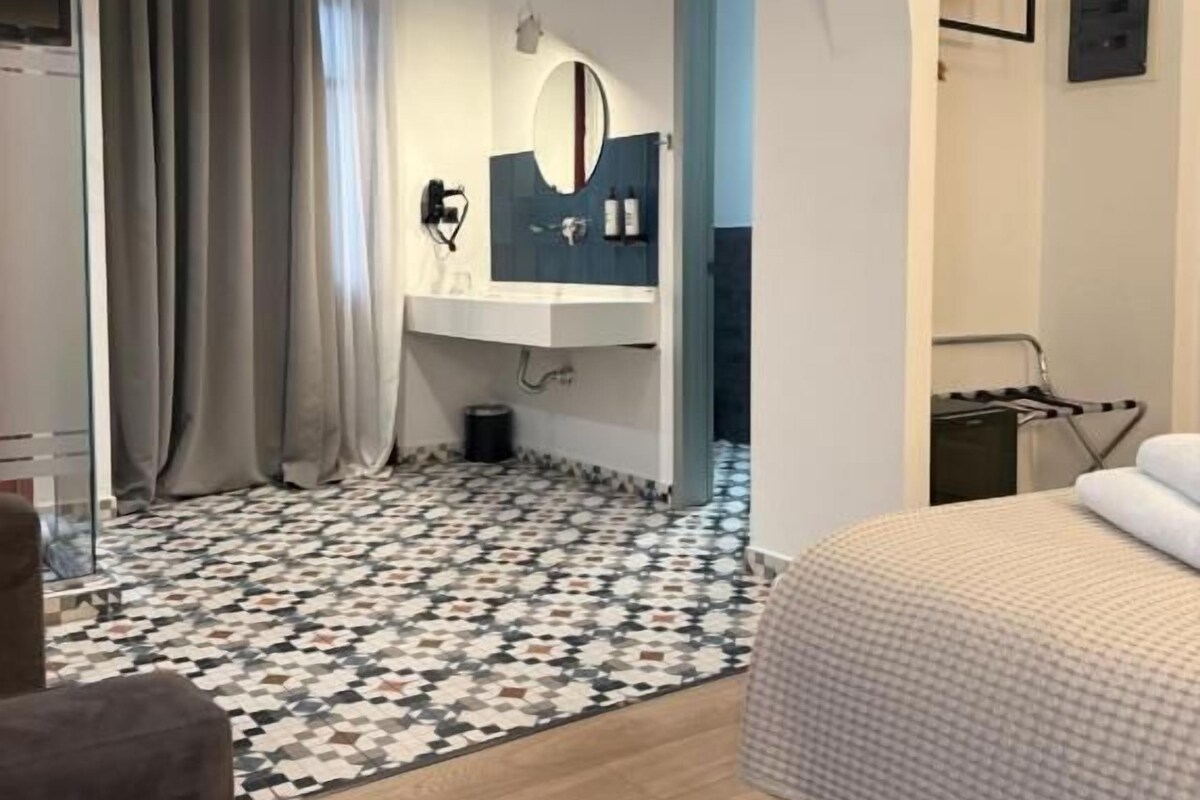 Deluxe Double Room, Balcony, Courtyard View | In-room safe, soundproofing, iron/ironing board, free WiFi