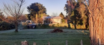 Country Charm Cozy  Includes  Out door wood fired Iron  Hot tub+ Breakfast
