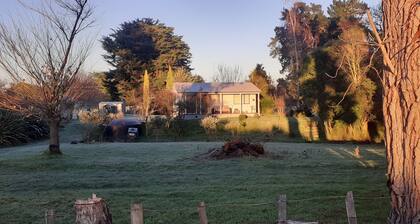 Country Charm Cozy Includes Out door wood fired Iron Hot tub+ Breakfast