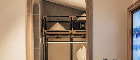Kamar Double atau Twin Superior | Brankas, meja kerja, ruang kerja ramah laptop, dan tirai kedap cahaya