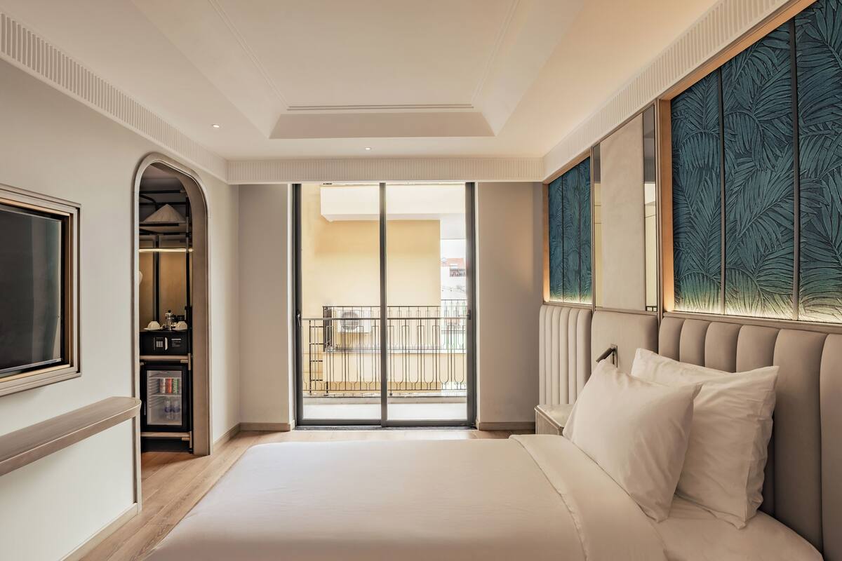 Phòng đôi hoặc 2 giường đơn Deluxe, không hút thuốc, ban công | Két bảo mật tại phòng, bàn, khu vực làm việc phù hợp cho laptop 