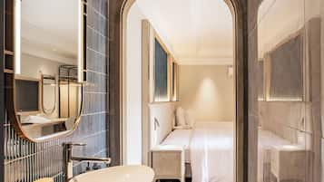 Chambre Triple Deluxe, non-fumeurs, balcon | Salle de bain | Baignoire et douche séparées, chaussons, savon, shampoing