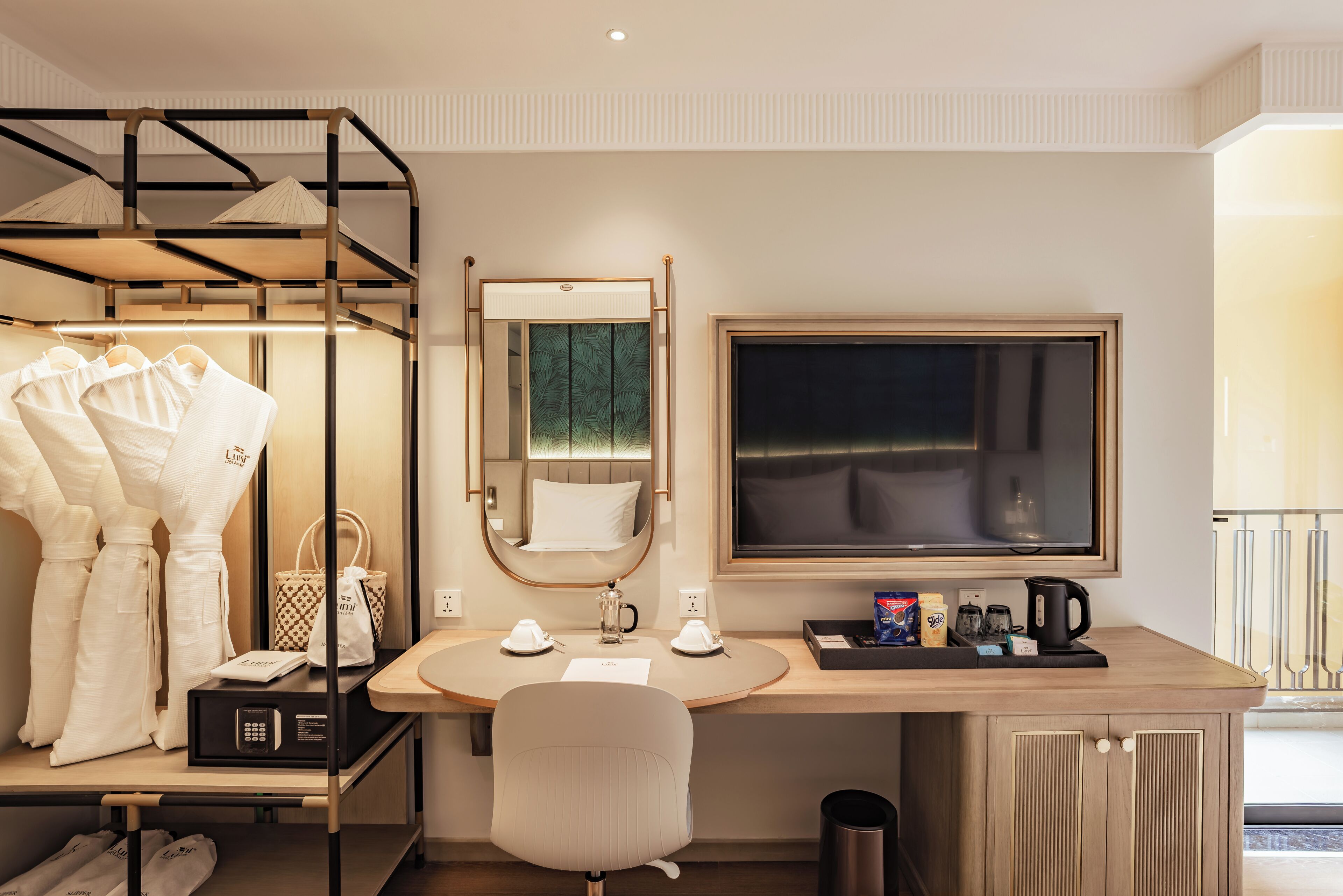 Habitación triple Deluxe, no fumadores, balcón | Interior
