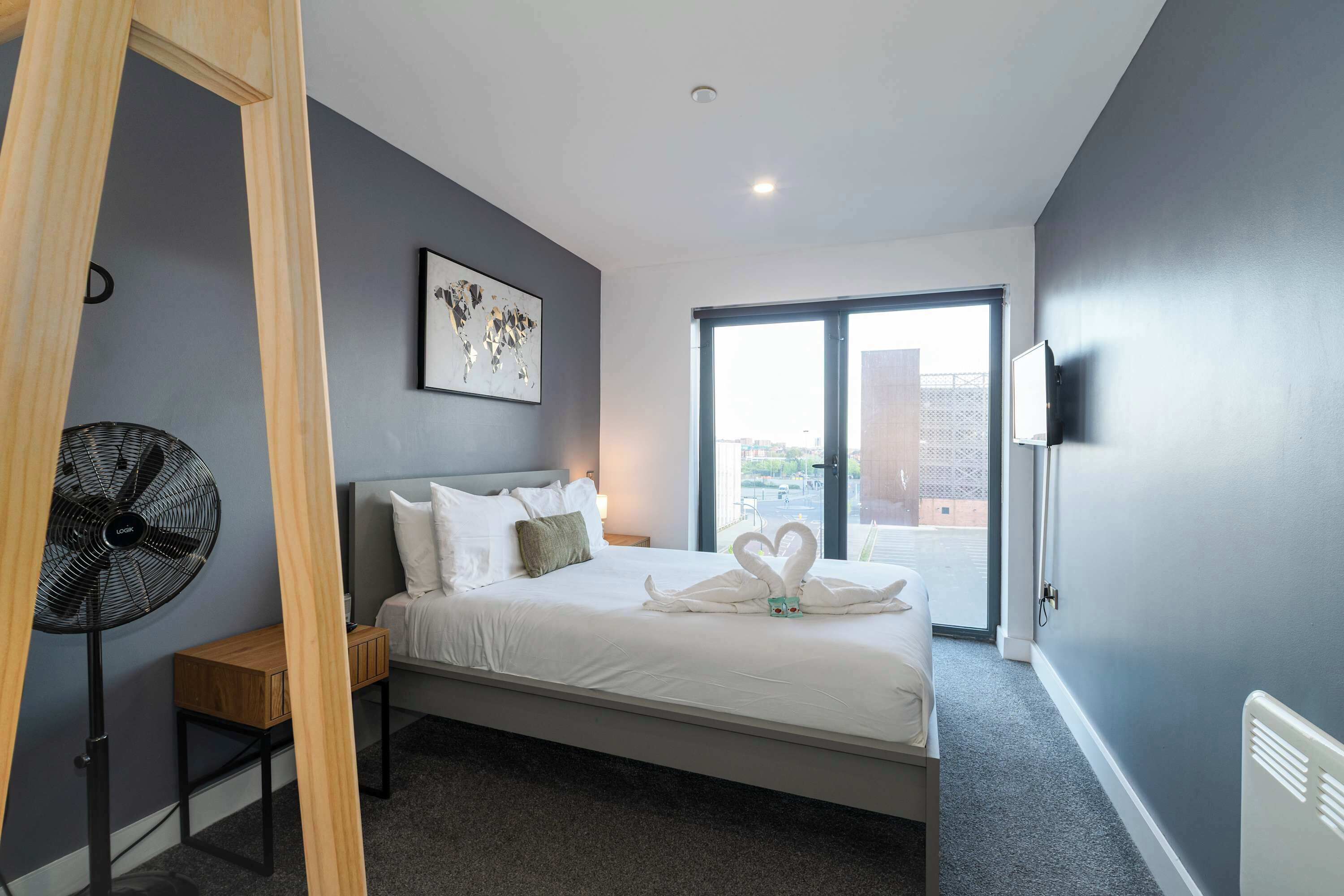 Iron/ironing board, WiFi, bed sheets