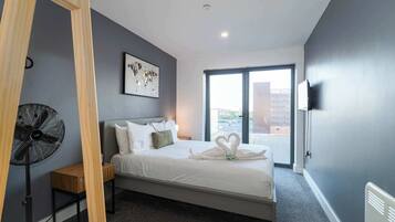 Iron/ironing board, WiFi, bed sheets