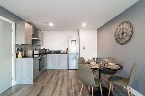 Fridge, microwave, oven, stovetop - Modern Dockside 2 Bed Central Liverpool Apartment (Liverpool)