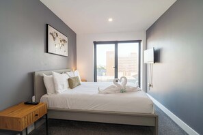 Iron/ironing board, WiFi, bed sheets - Modern Dockside 2 Bed Central Liverpool Apartment (Liverpool)