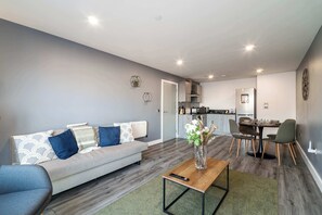 TV, offices - Modern Dockside 2 Bed Central Liverpool Apartment (Liverpool)