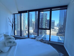 Iron/ironing board, free WiFi, bed sheets - Luxurious 2 BR with Parking and WiFi (Southbank)
