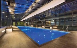 Indoor pool, a heated pool - Luxurious 2 BR with Parking and WiFi (Southbank)