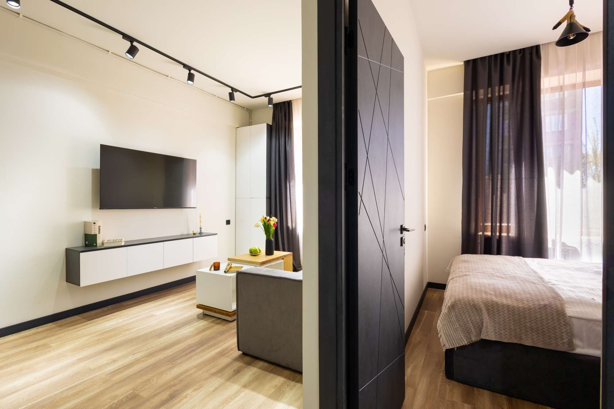 Desk, WiFi, bed sheets