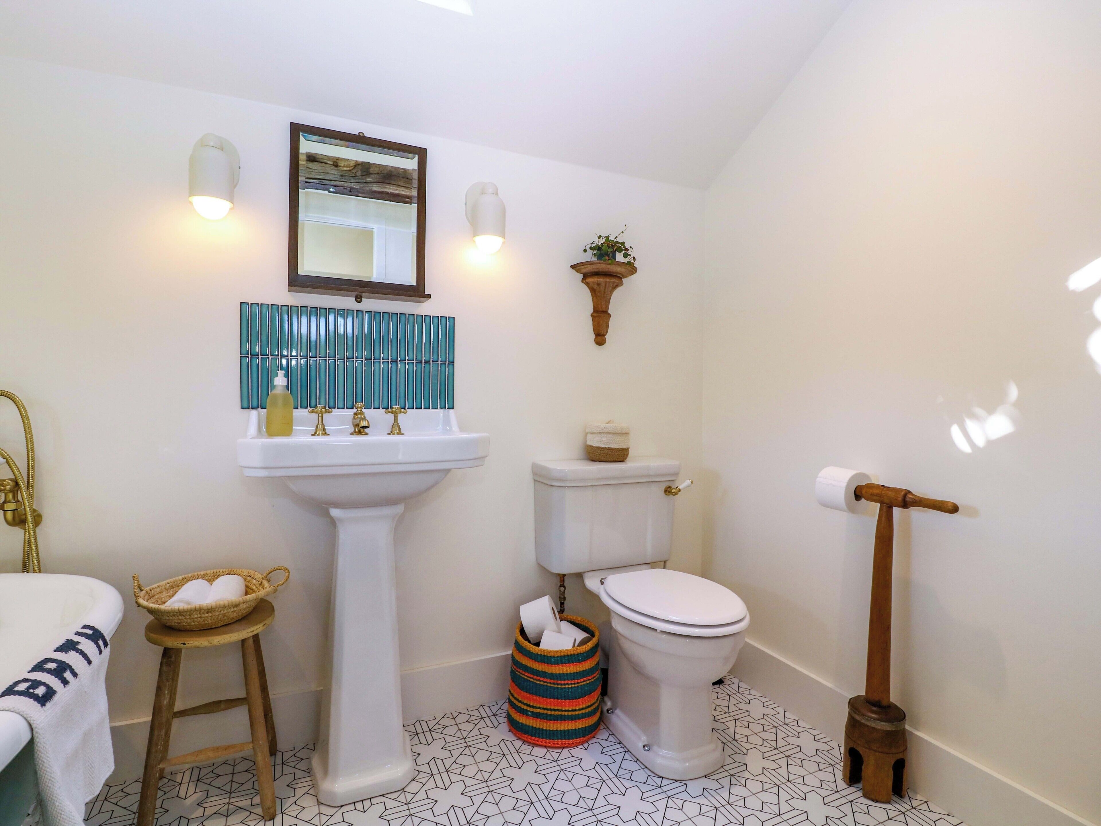 Ein Badezimmer mit Standwaschbecken, Toilette und Bidet.