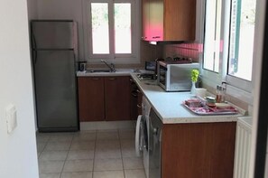 Fridge, microwave, oven, stovetop - Villa Eros - Private Pool - Mountain Views (Kefalonia)