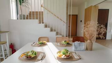 Eenvoudige studio, balkon, uitzicht op bergen | Dineren