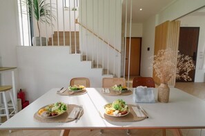 Basic-studiolejlighed - balkon - bjergudsigt | Spiseområde