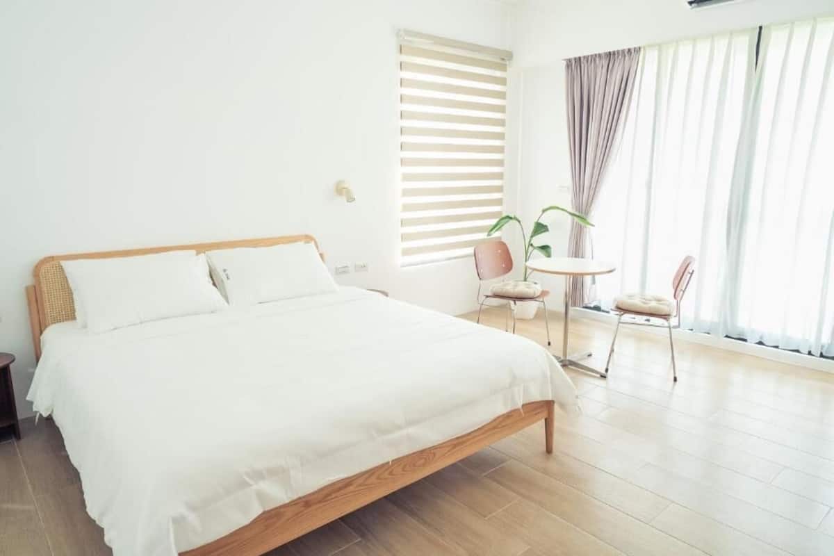 Basic Studio, Balcony, Mountain View | Soundproofing, free WiFi