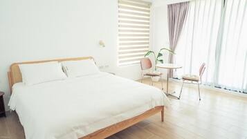 Eenvoudige studio, balkon, uitzicht op bergen | Geluiddichte muren, gratis wifi