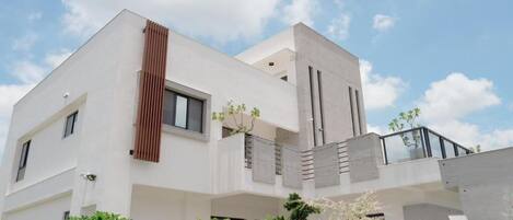 Basic Studio, Balcony, Mountain View | Exterior