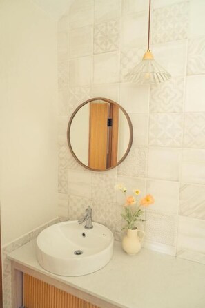 Estudio básico, balcón, vista a la montaña | Baño | Regadera con hidromasaje y amenidades de baño de diseñador 