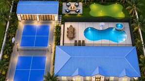 Una proprietà residenziale con campo da tennis, piscina e area patio.