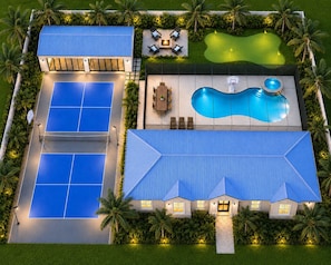 Ein Wohnhaus mit Tennisplatz, Schwimmbad und Terrasse.