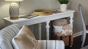 A living room with a sofa, a table with a lamp, a flat-screen TV, and a plant. - Cozy on the coast of Tybee (Tybee Island)